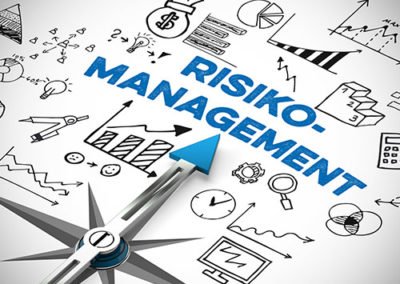 Das Bild zeigt einen Kompass, der in die Richtung des Wortes Risikomanagement weist. Ein Symbolbild für risikobasiertes Denken in der ISO-Norm 9001:2015